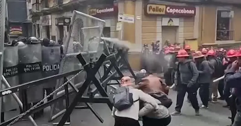 পুলিশ  ও শ্রমিক ইউনিয়নের সদস্যদের সংঘর্ষ